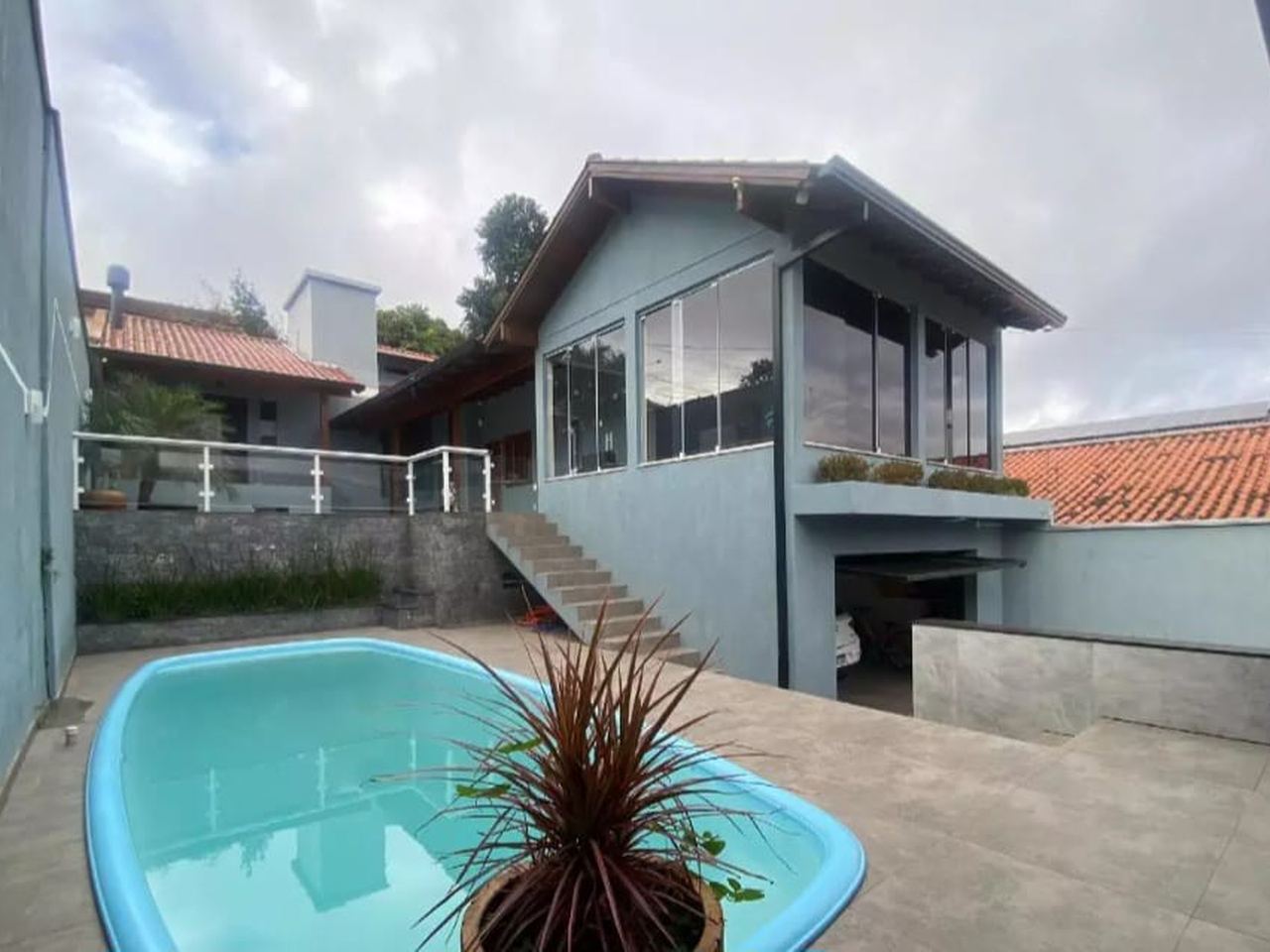 Casa completa com piscina e lazer no Imigrante