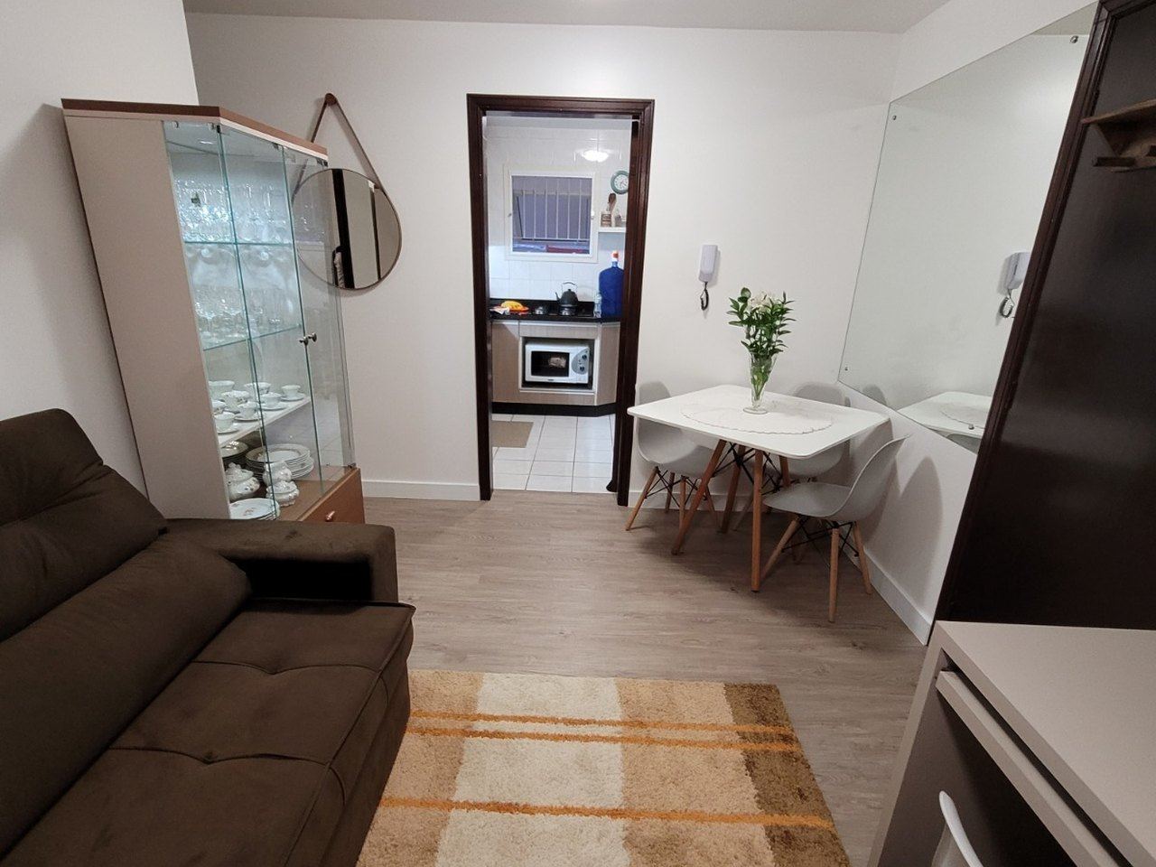 Apartamento térreo 2 dormitórios semimobiliado, bairro Rondônia
